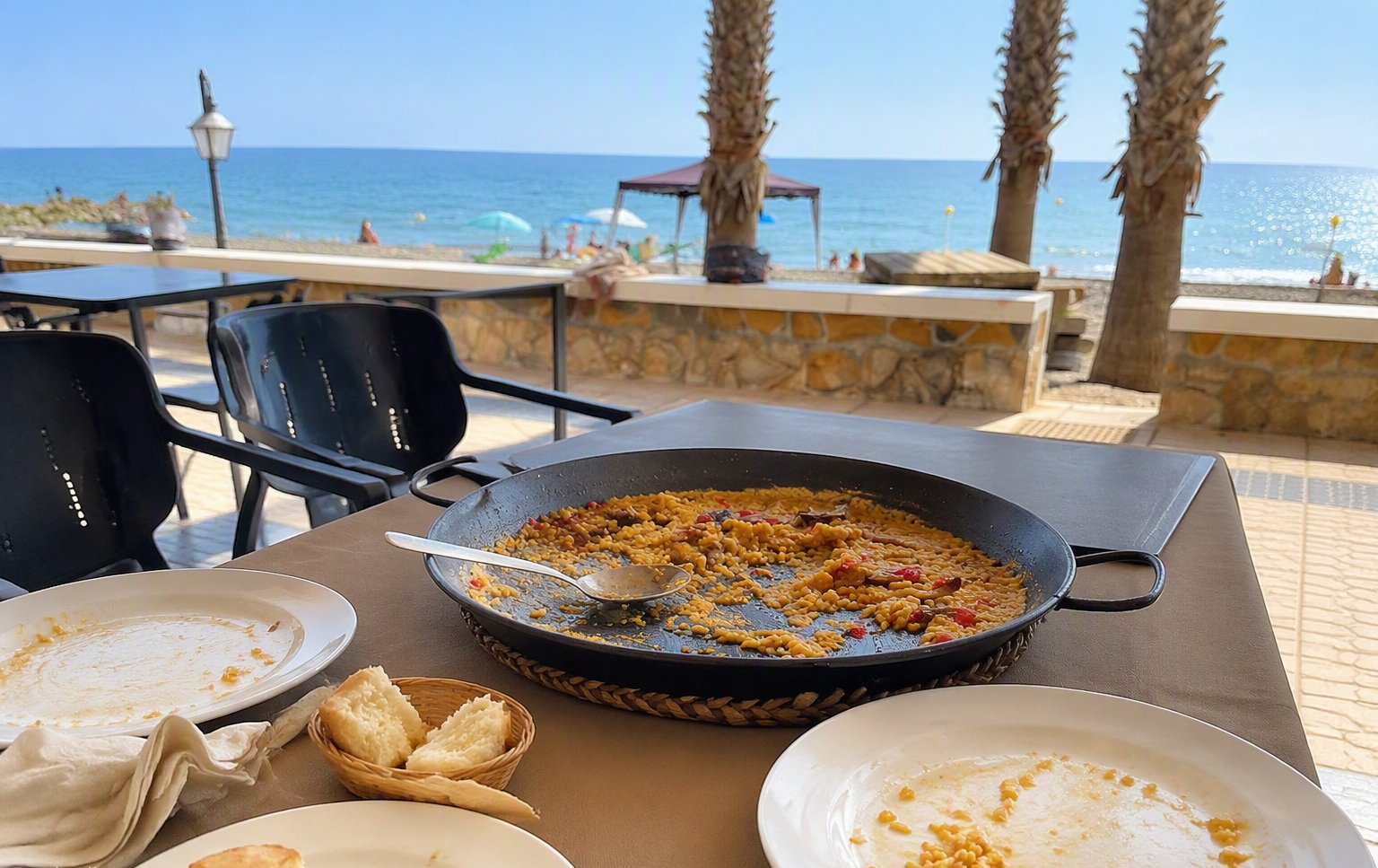 Arrocería Varadero junto al paseo marítimo de Mezquitilla, terraza frente al mar
