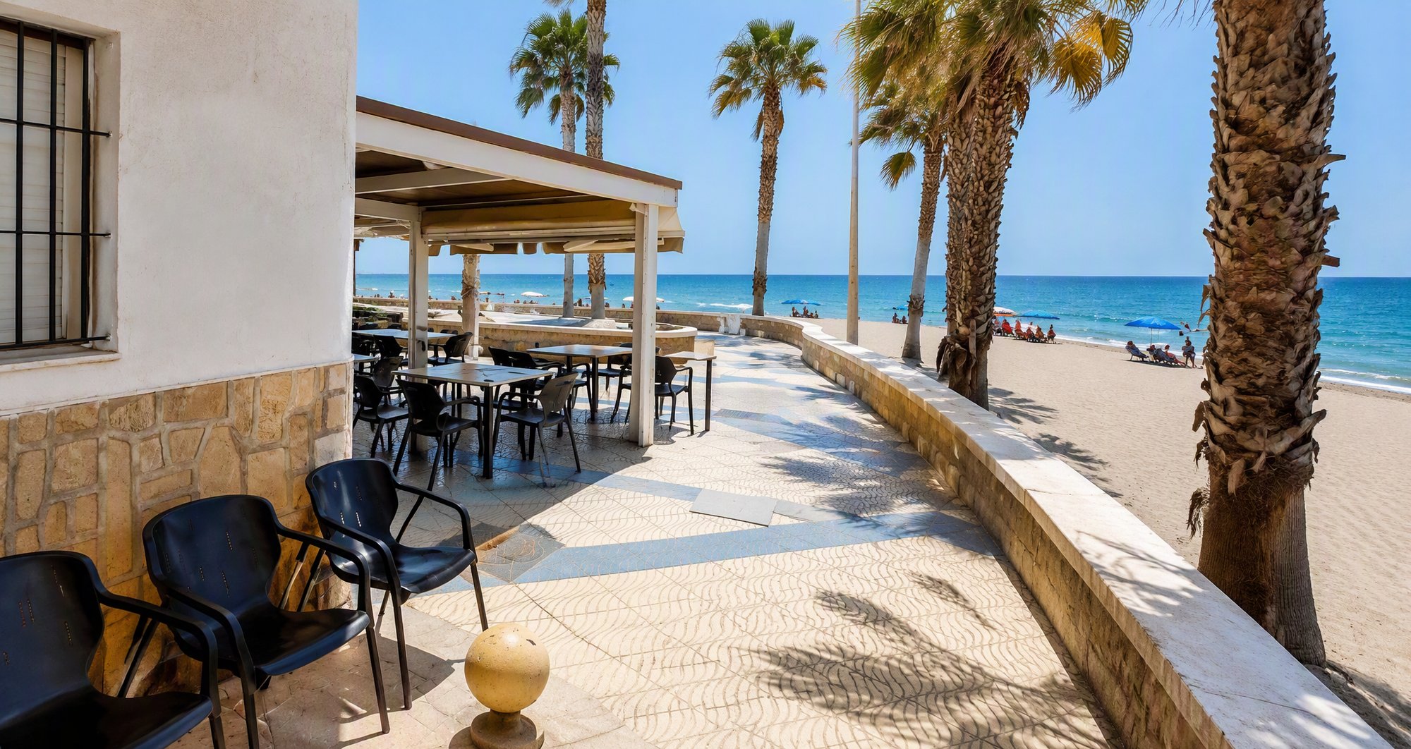 Terraza de Arrocería Varadero sobre el paseo marítimo de Mezquitilla, frente al mar
