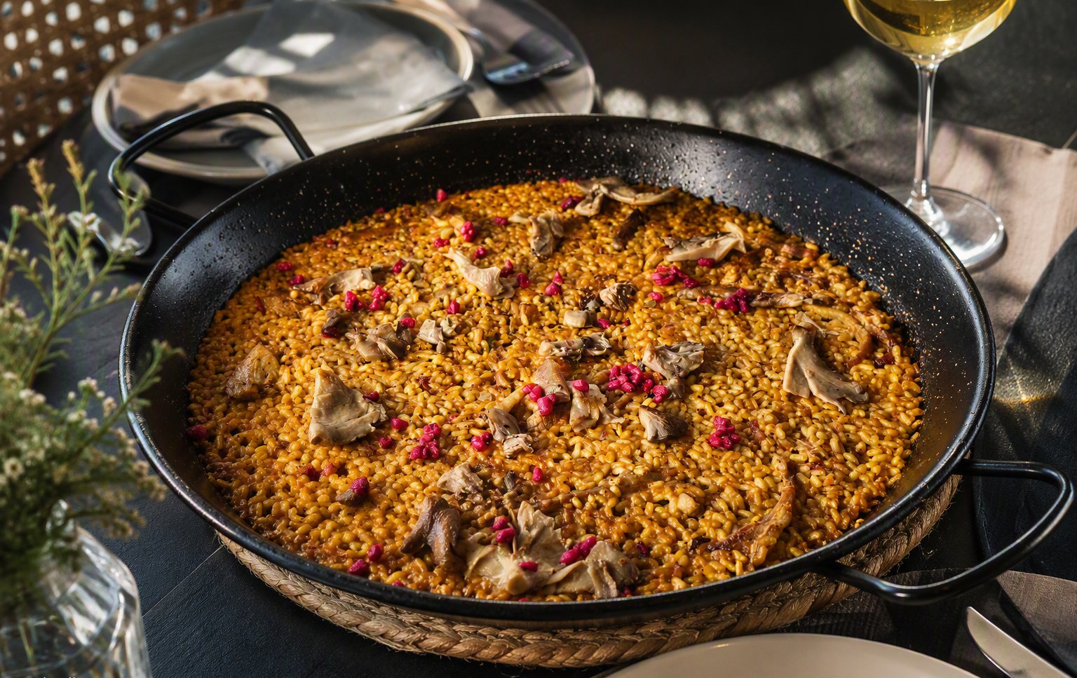 Paella Varadero, arroz al punto sobre terraza frente al mar en Mezquitilla